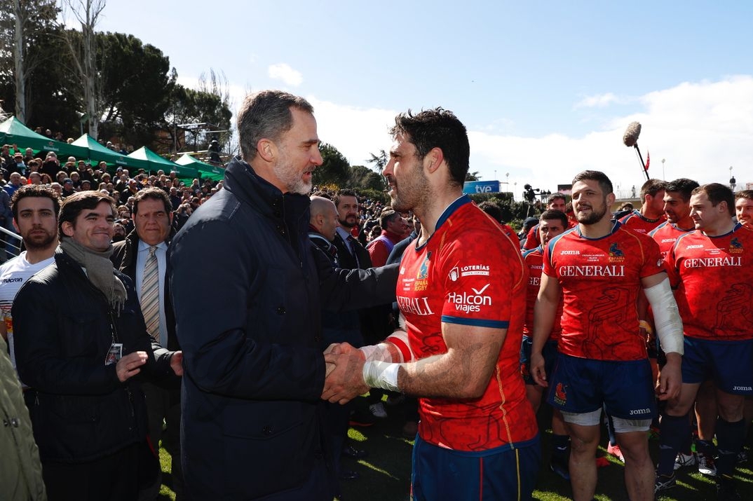 El Rey saluda al capitán del equipo español al término del encuentro © Casa S.M. El Rey