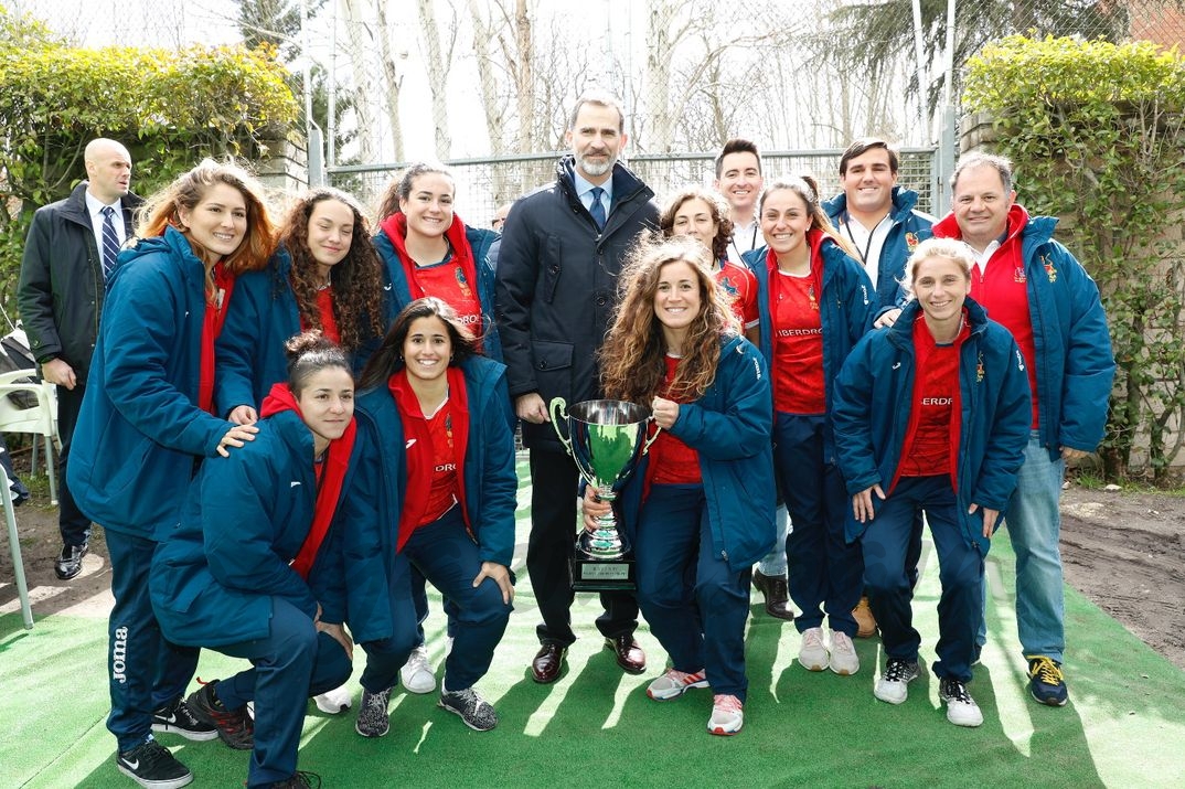 Don Felipe junto a una representación de la selección femenina de rugby XV y de jugadores internacionales veteranos © Casa S.M. El Rey