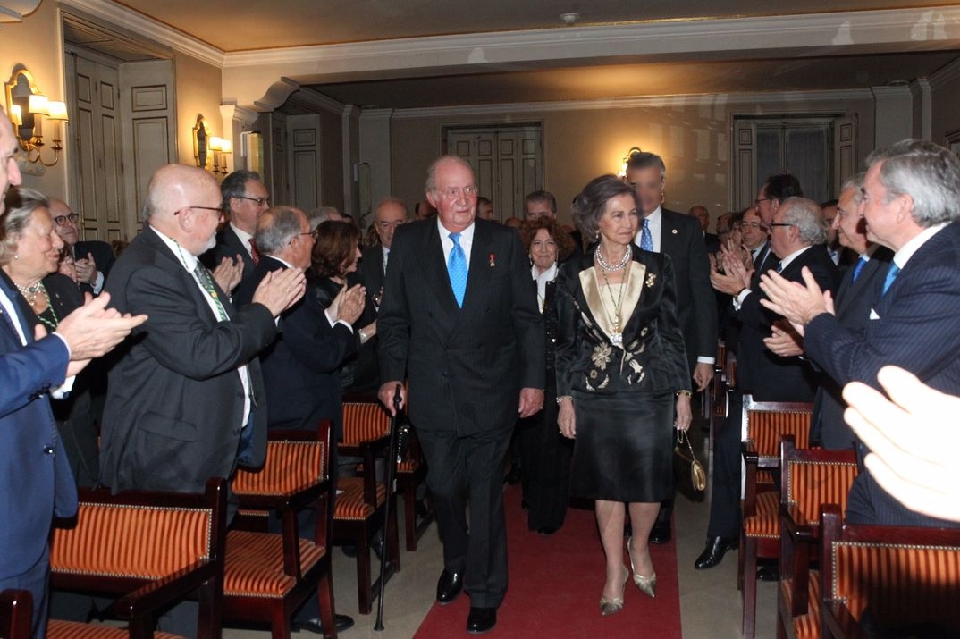 Don Juan Carlos y Doña Sofía a su entrada al Salón de Acto de la Real Academia de la Historia © Casa de S.M. el Rey