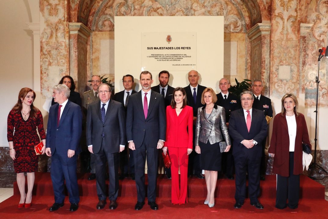 Sus Majestades los Reyes con las autoridades ante la placa conmemorativa del centenario © Casa S.M. El Rey