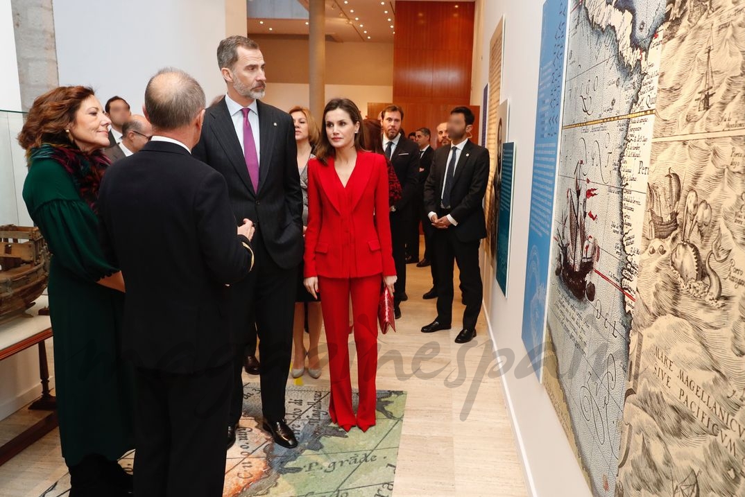 Don Felipe y Doña Letizia durante el recorrido por una exposición de paneles, con explicaciones a cargo de los comisarios © Casa S.M. El Rey