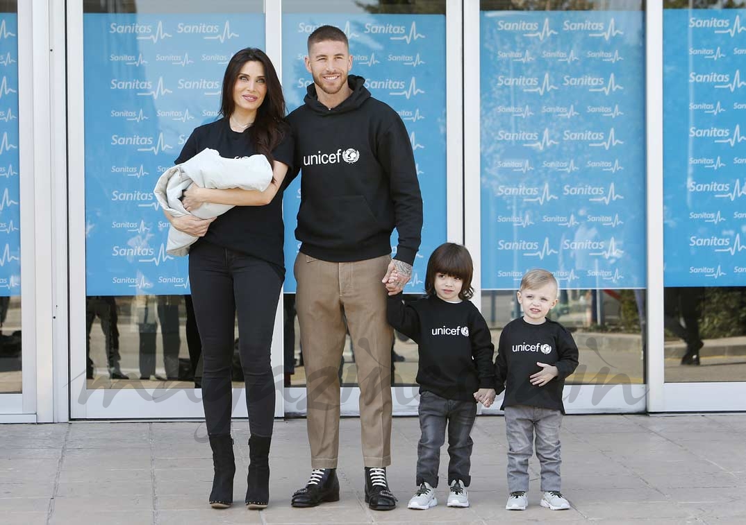 Sergio Ramos y Pilar Rubio con el pequeño Alejandro, Sergio Jr. y Marco.