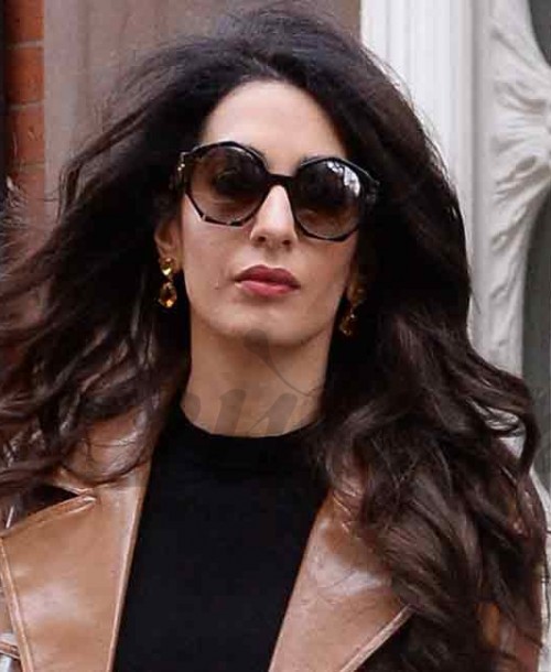 El perfecto look para un día de lluvia, por Amal Clooney