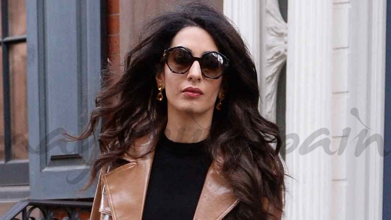 El perfecto look para un día de lluvia, por Amal Clooney