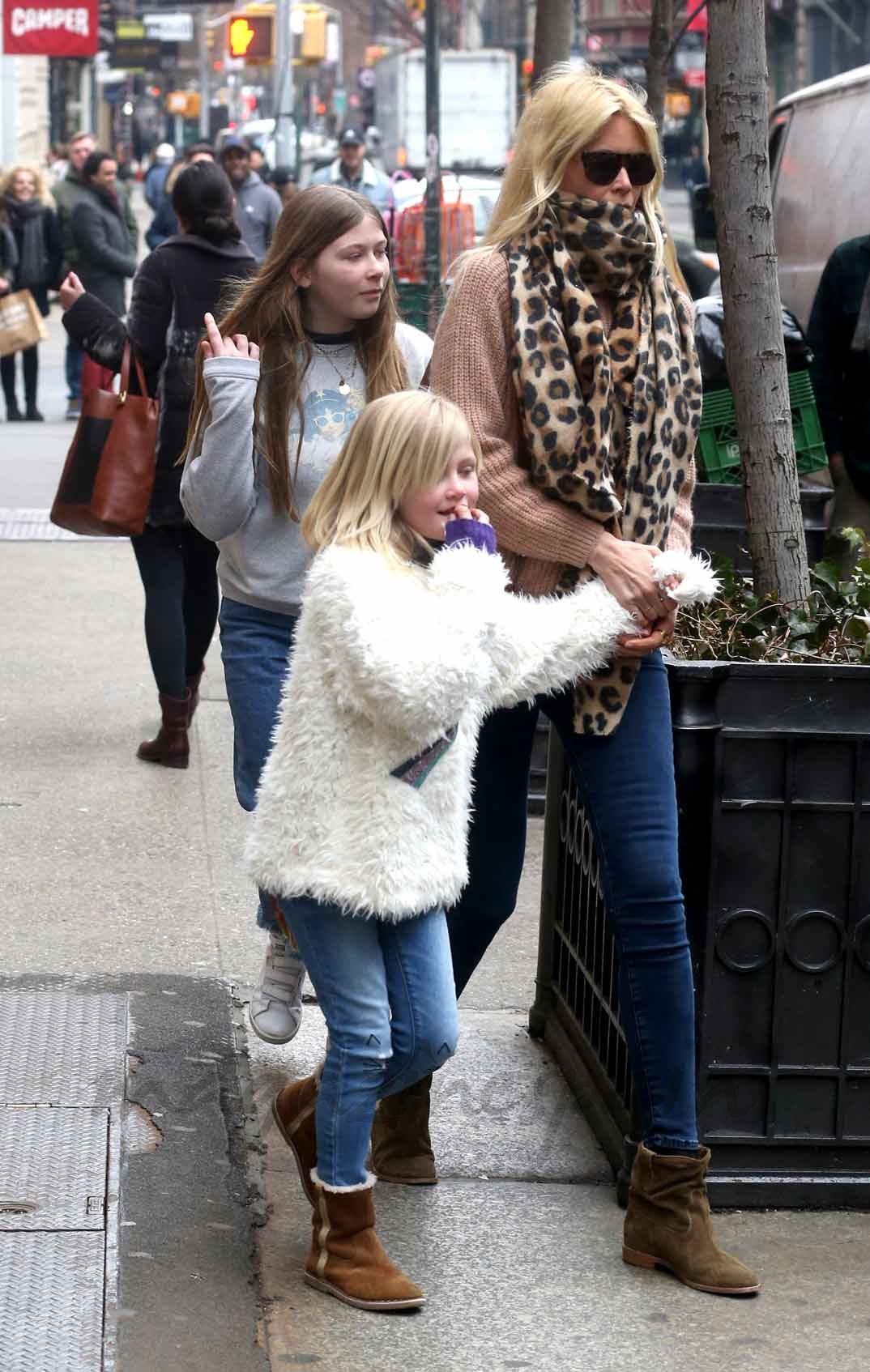 Claudia Schiffer con sus hijas Clementine y Cosima
