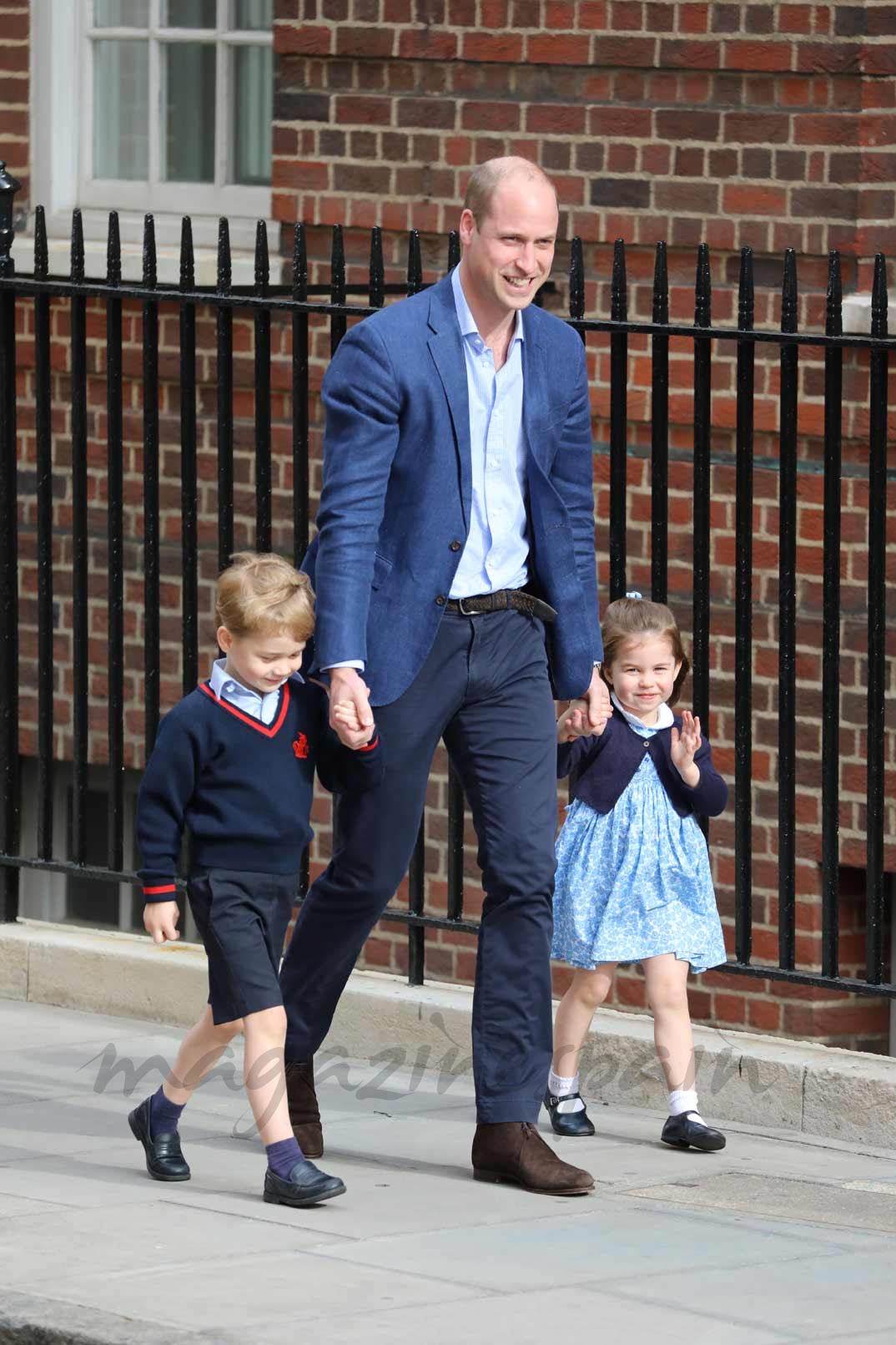 Príncipes George y Charlotte con su padre