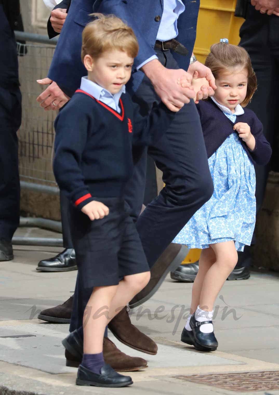 Príncipes George y Charlotte con su padre