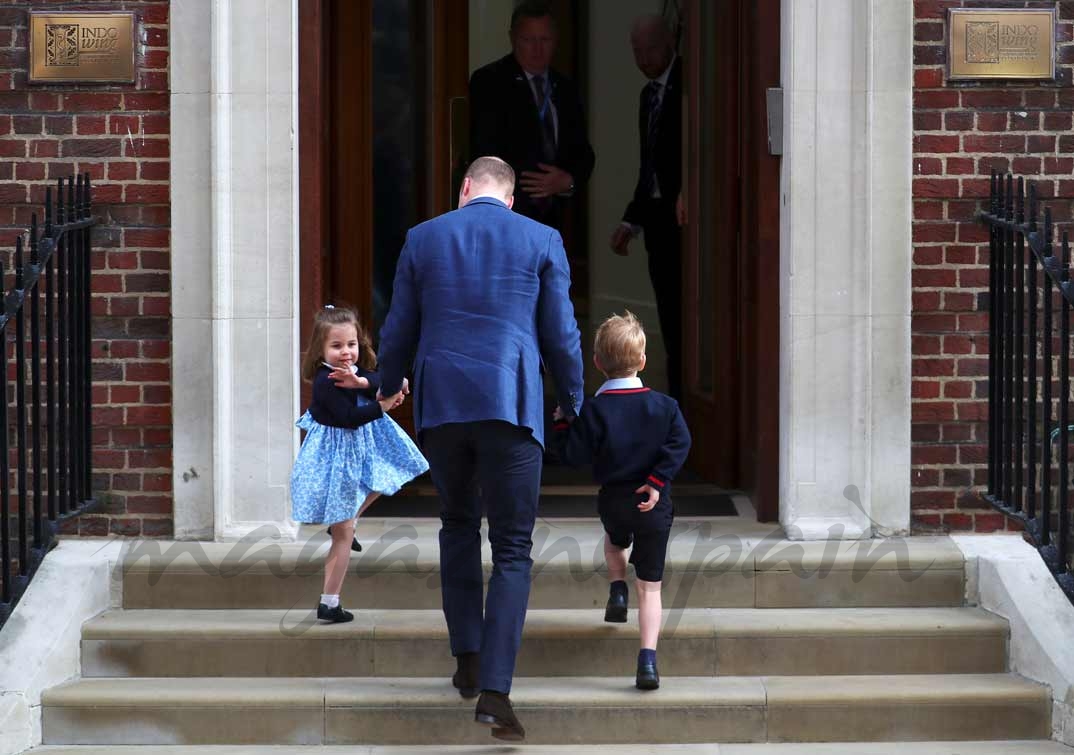 Príncipes George y Charlotte con su padre