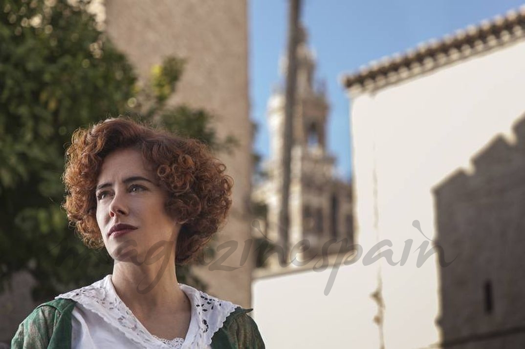 La serie arranca con la llegada de una fascinante mujer, Teresa, a la academia de señoritas © RTVE