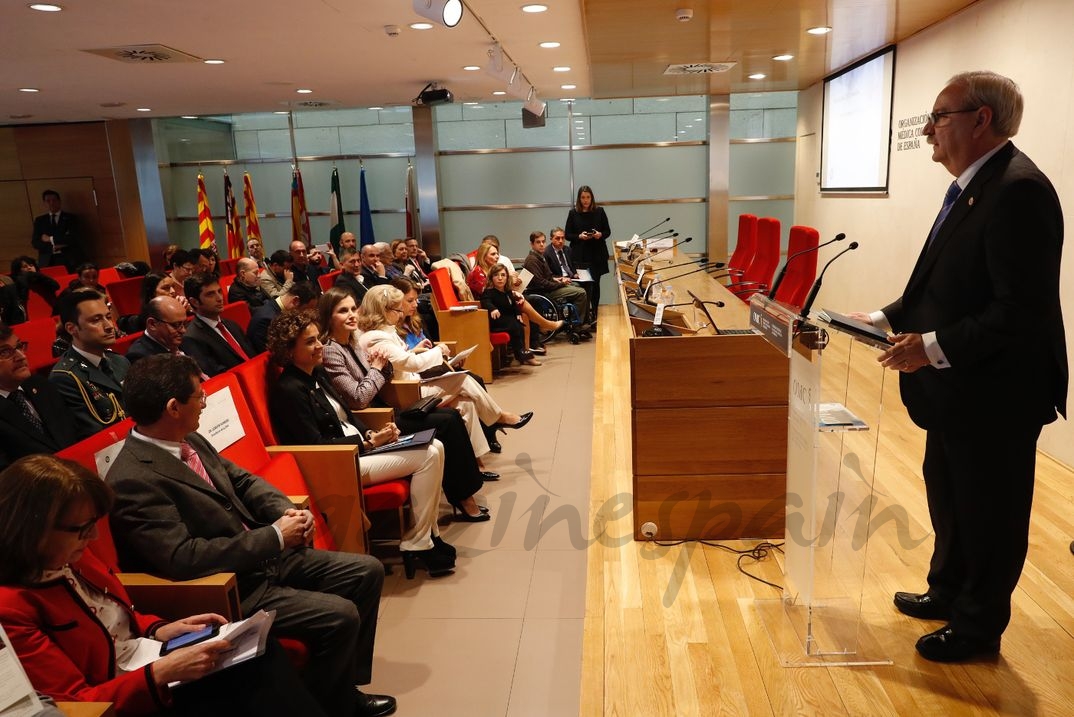 Doña Letizia durante la intervención del presidente de la Organización Médica Colegial, Serafín Romero © Casa S.M. El Rey