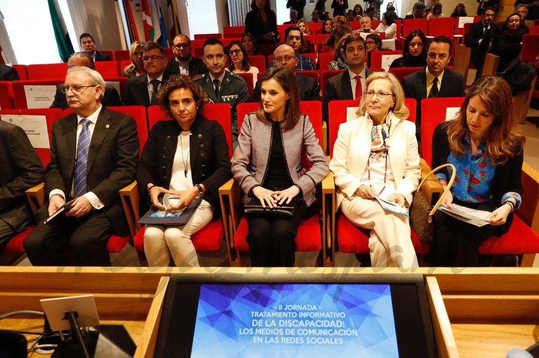 La Reina en el salón de actos, en la primera fila de asientos © Casa S.M. El Rey