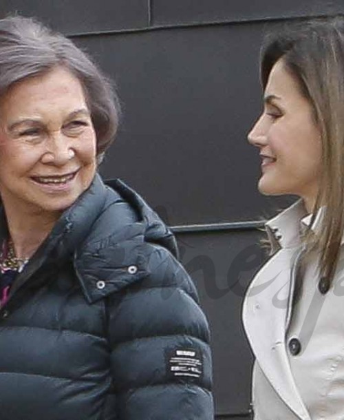 La buena sintonía de la reina Letizia y la reina Sofía durante su visita al rey Juan Carlos
