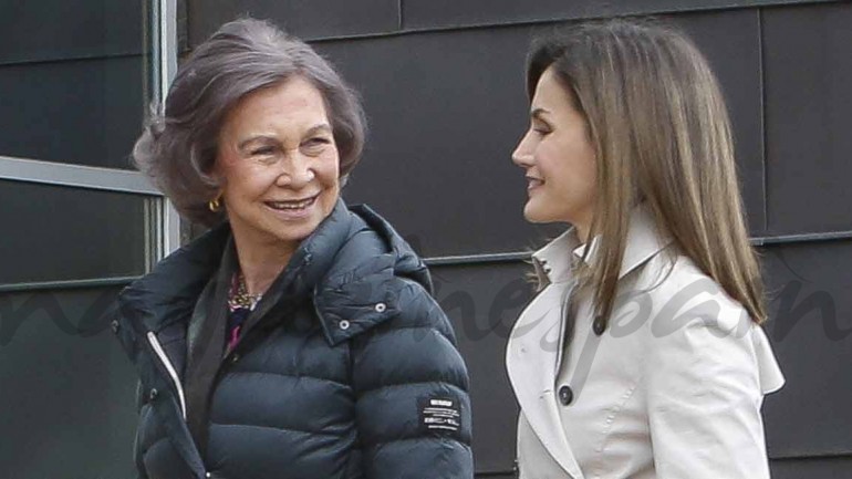 La buena sintonía de la reina Letizia y la reina Sofía durante su visita al rey Juan Carlos