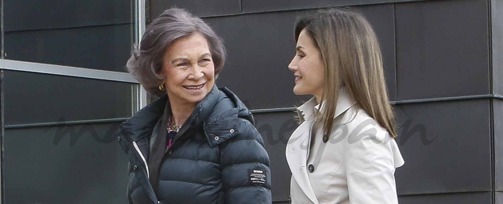 La buena sintonía de la reina Letizia y la reina Sofía durante su visita al rey Juan Carlos