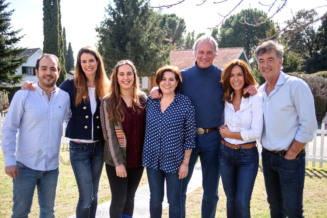 Isabel Aboy, Aarón Guerrero, Marieta Bielsa, Juana Martín, Bertín Osborne, Francis Lorenzo y Lydia Bosch en "Mi casa es la tuya" © Mediaset