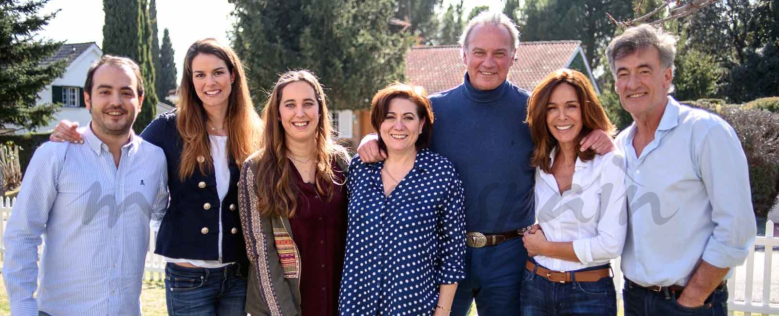 Isabel Aboy, Aarón Guerrero, Marieta Bielsa, Juana Martín, Bertín Osborne, Francis Lorenzo y Lydia Bosch en "Mi casa es la tuya" © Mediaset