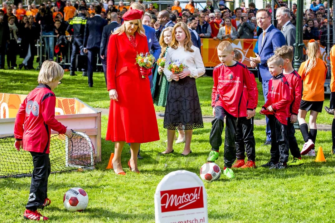 Los Reyes de Holanda con sus tres hijas