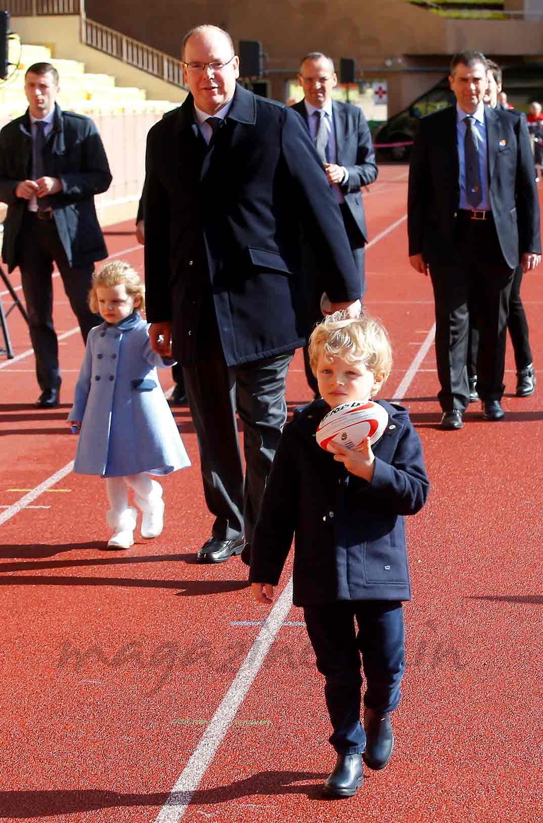 Príncipe Alberto y Charelene de Mónaco con sus mellizos Gabrielle y Jacques