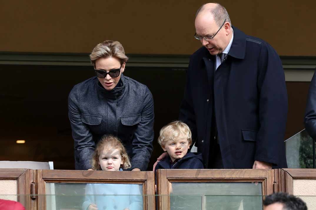 Príncipe Alberto y Charelene de Mónaco con sus mellizos Gabrielle y Jacques