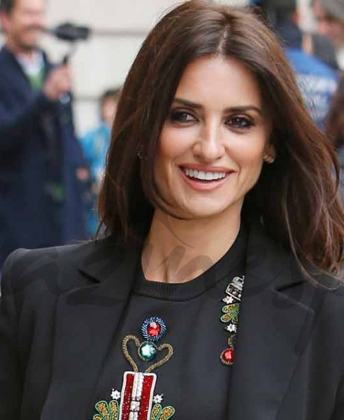 Penélope Cruz conquista el asfalto con un look de Versace