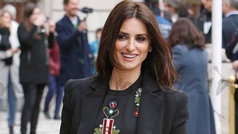Penélope Cruz conquista el asfalto con un look de Versace