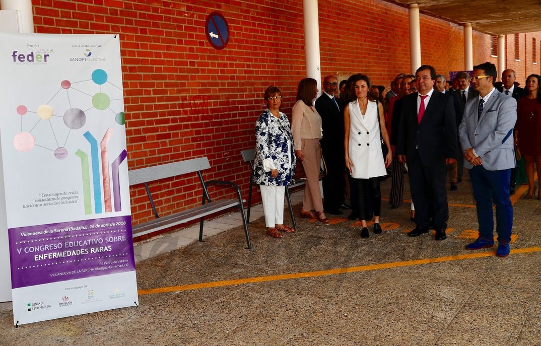 La Reina en el Instituto de Enseñanza Secundaria “Pedro de Valdivia” © Casa S.M. El Rey