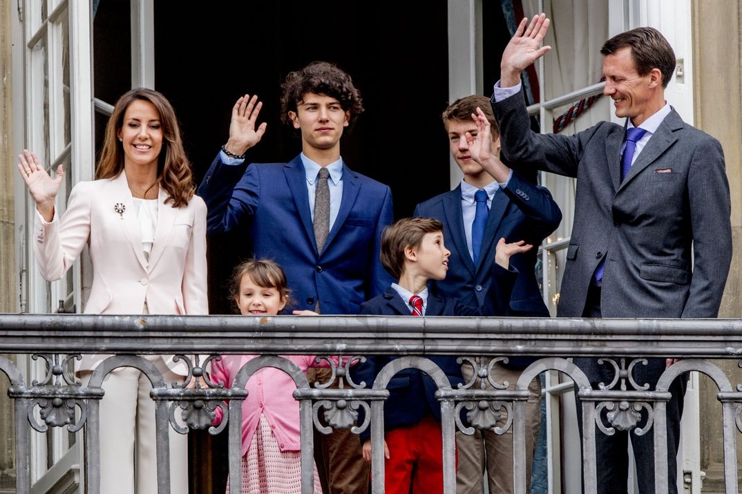 El príncipe Joaquin de Dinamarca con su familia