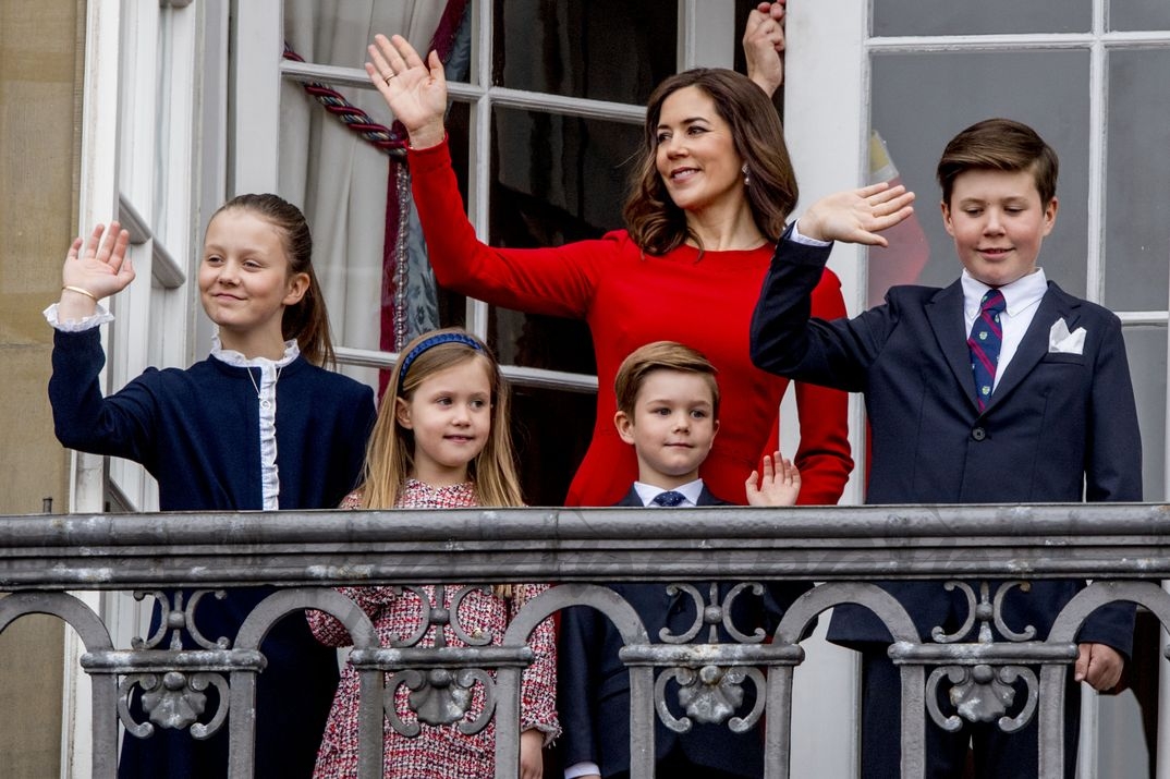 La princesa Mary de Dinamarca con sus hijos