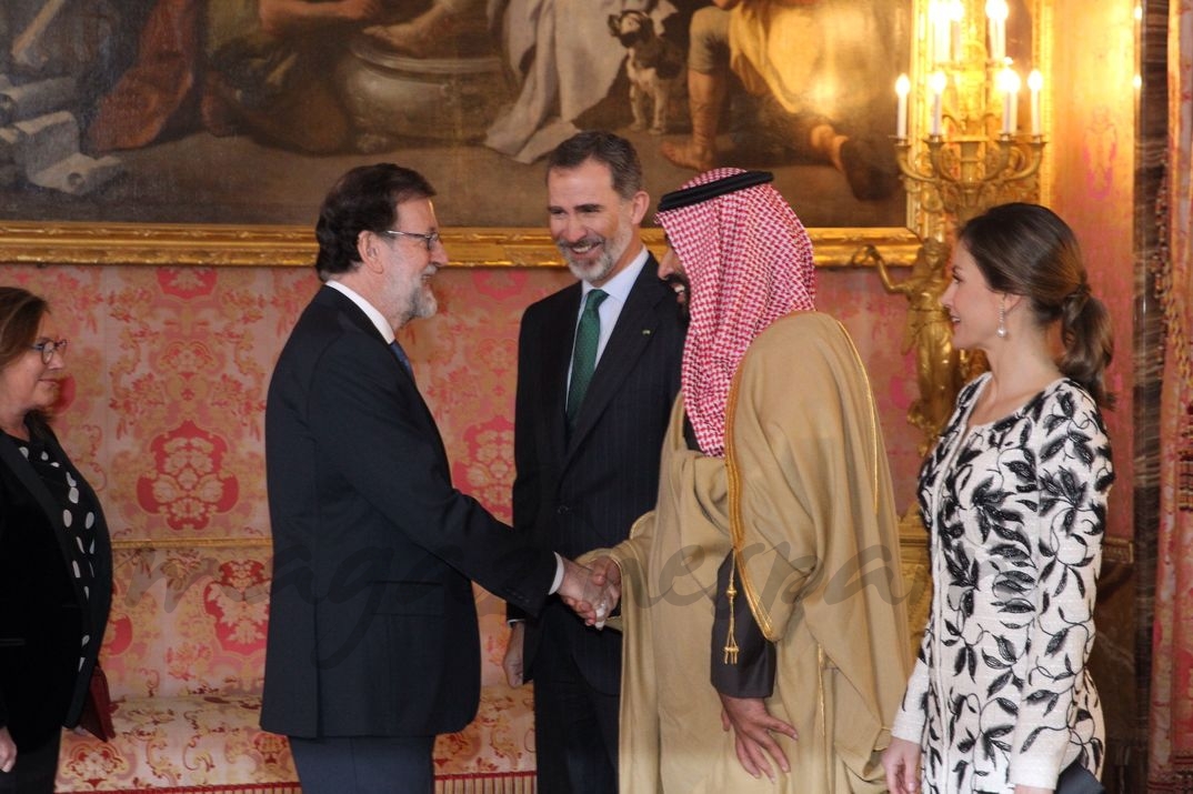 El presidente del Gobierno, Mariano Rajoy, recibe el saludo de Mohammed Bin Salman Bin Abdulaziz Al Saud, en presencia de los Reyes © Casa S.M. El Rey