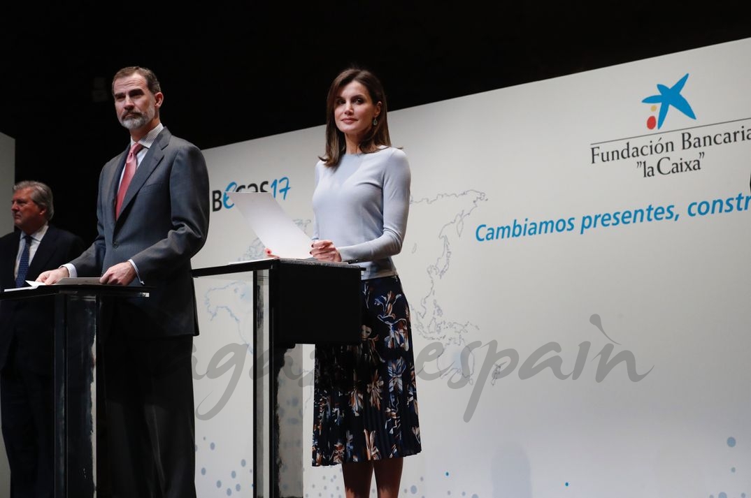 Reyes Felipe y Letizia- Becas la Caixa - © Casa S.M. El Rey