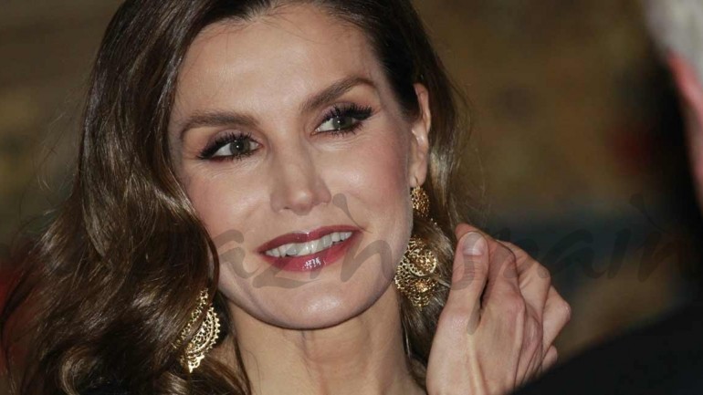 La reina Letizia, look total black, de Carolina Herrera