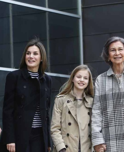La reina Sofía, de la mano de sus nietas, para visitar al rey Juan Carlos