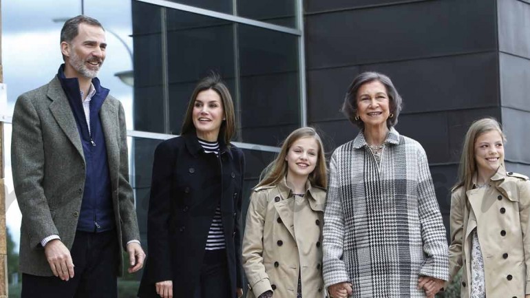 La reina Sofía, de la mano de sus nietas, para visitar al rey Juan Carlos
