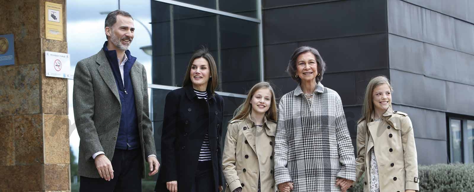 La reina Sofía, de la mano de sus nietas, para visitar al rey Juan Carlos