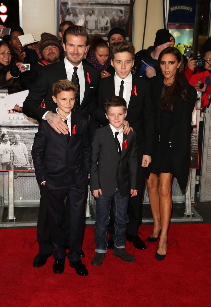 Victoria Beckham con su marido David Beckham y sus hijos Brooklyn, Romeo y Cruz