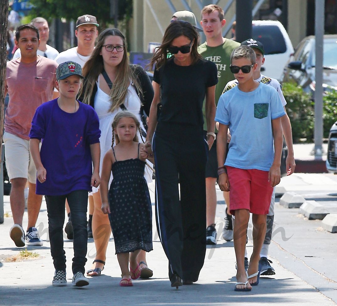 Victoria Beckham con sus hijos Romeo, Cruz y Harper - 2016