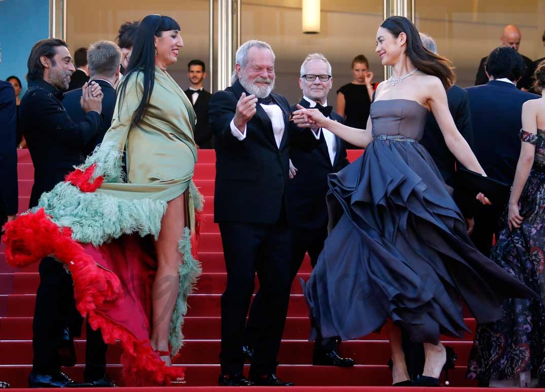 El director Terry Gilliam con Rossy de Palma y Olga Kurylenko