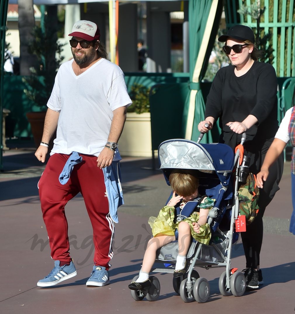 Adele con su pareja Simon Konecki y su hijo Angelo