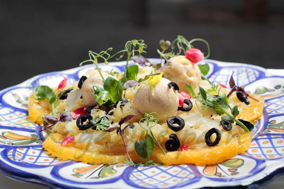 Bacalao desmigado, naranja y aceituna negra