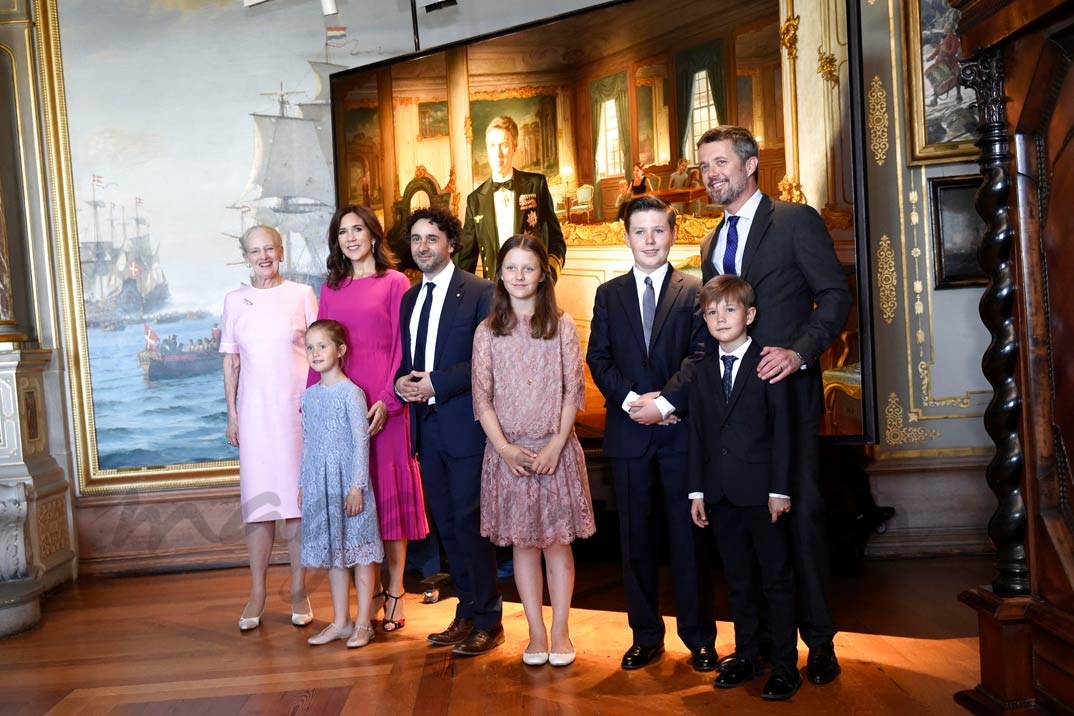 Federico de Dinamarca con su familia, presenta su nuevo retrato con motivo de su 50 cumpleaños