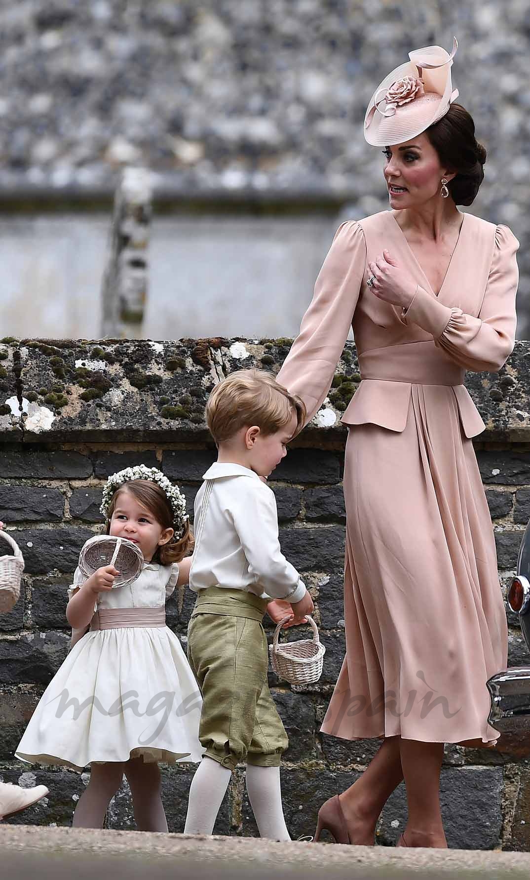 Los príncipes George y Charlotto con su madre la Duquesa de Cambridge en la boda de Pippa Middleton - Mayo 2017