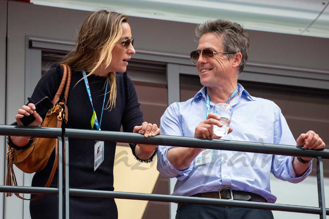 Hugh Grant y Anna Elisabet Eberstein