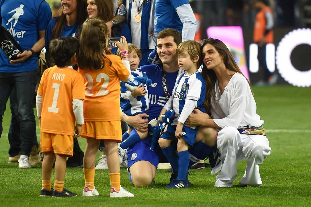 Iker Casillas y Sara Carbonero con sus hijos Martín y Lucas