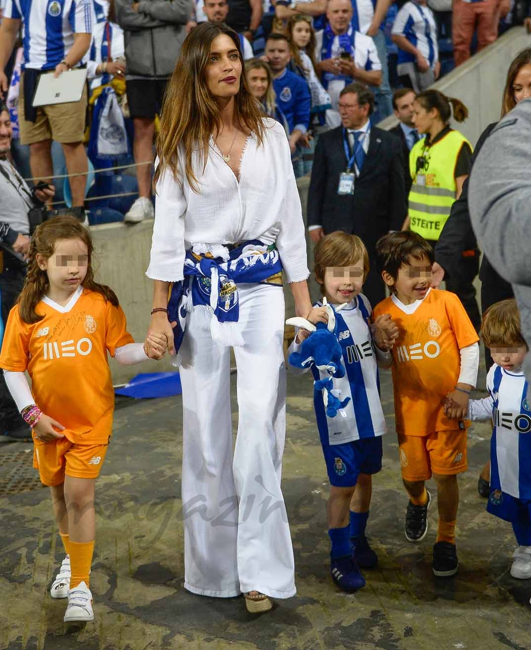 Sara Carbonero con sus hijos Martín y Lucas