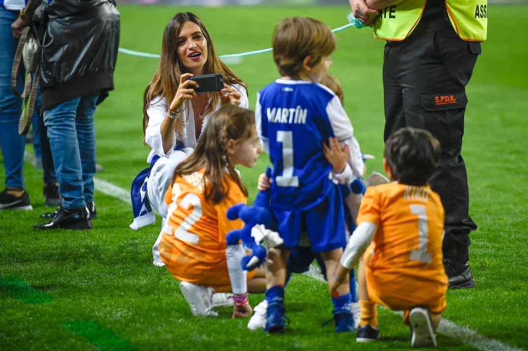 Sara Carbonero con sus hijos Martín y Lucas