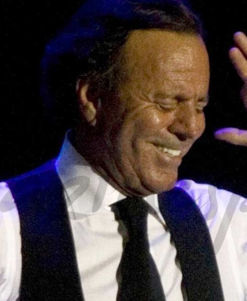 Julio Iglesias vuelve a los escenarios a los 74 años