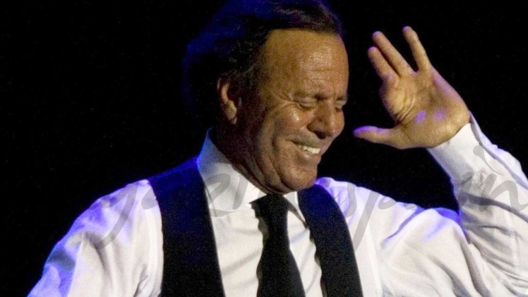 Julio Iglesias vuelve a los escenarios a los 74 años