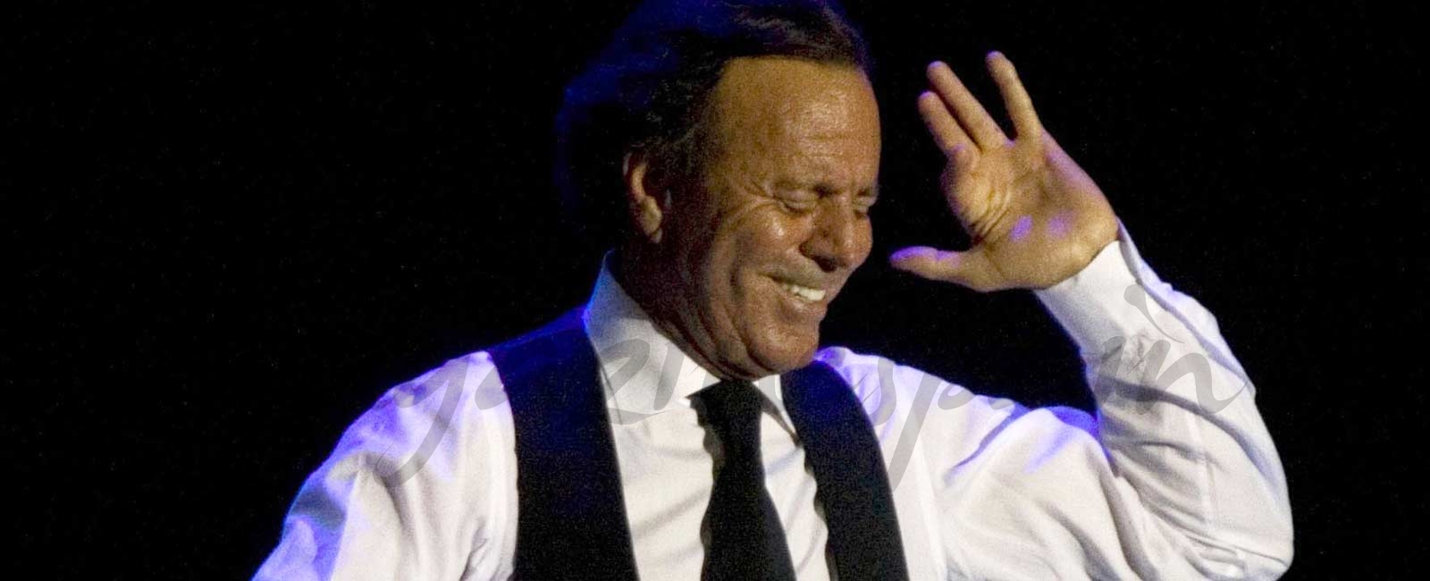 Julio Iglesias vuelve a los escenarios a los 74 años