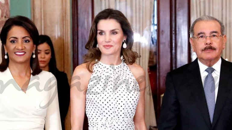 La reina Letizia estrena vestido de lunares de Carolina Herrera