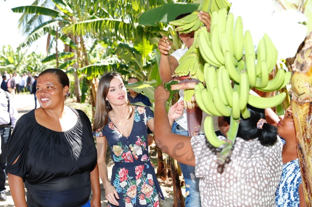 La Reina junto a la beneficiaria del proyecto, Diana Céspedes, a su llegada a la cooperativa de bananos orgánicos © Casa S.M. El Rey